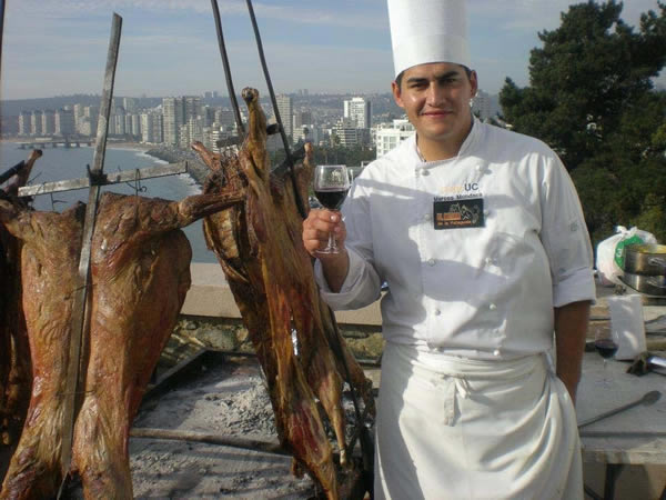 Chef con corderos al palo
